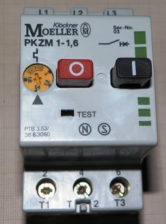 895
